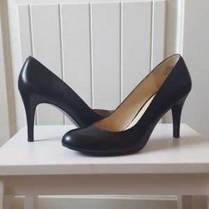 LABOR DAY SALE! Nine West classic leather pumps